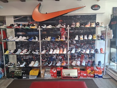 Vintage Cannabis & Collectibles