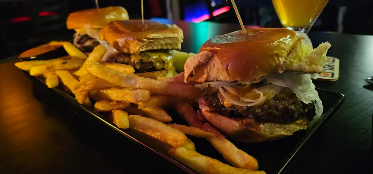 82 Oak Bar & Bistro photo 4