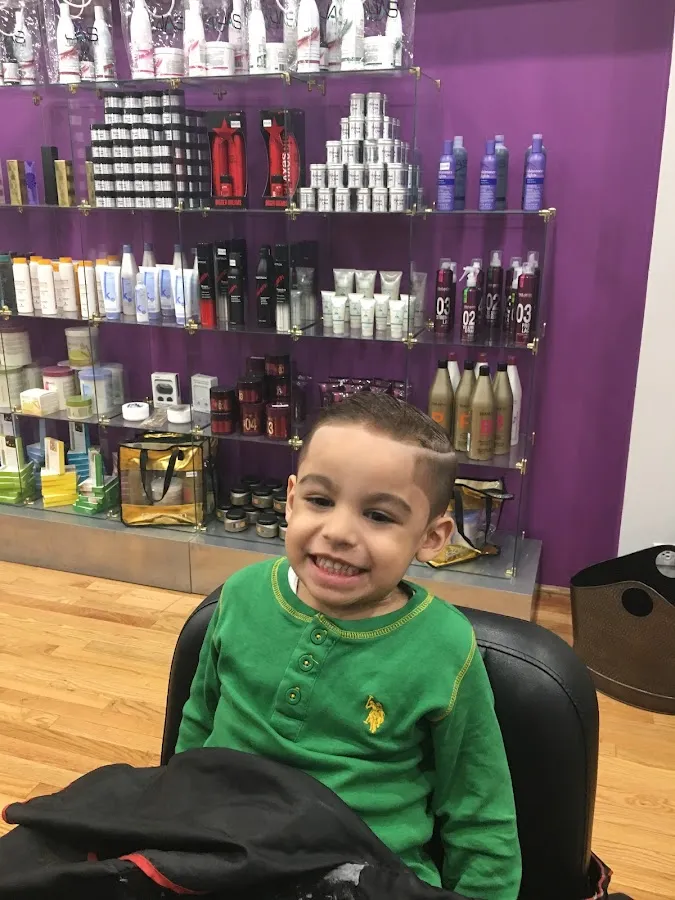 Avenue Clips by Sandro, full services hair salón, bring one of your friends get 50% off photo 2