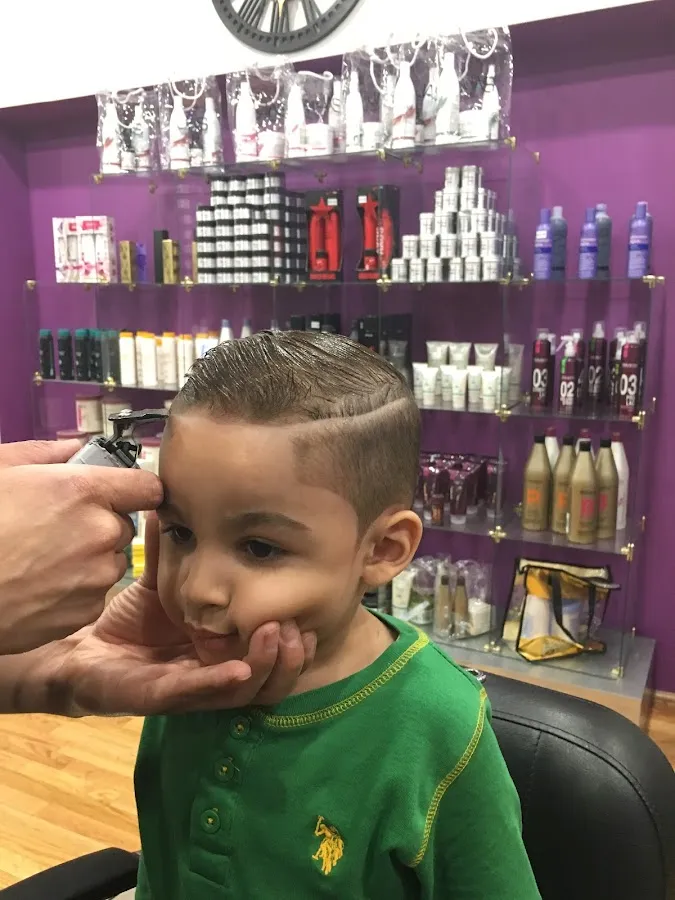 Avenue Clips by Sandro, full services hair salón, bring one of your friends get 50% off photo 4