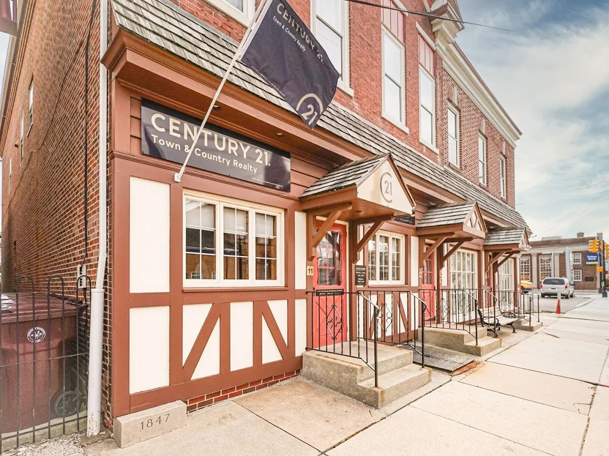 CENTURY 21 Town & Country Realty photo 3