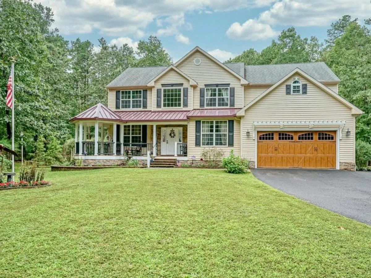 Claudia Garcia Real Estate Agent photo 5