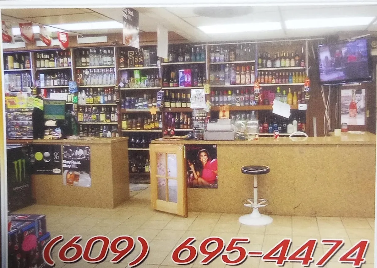 Dee Dee's Lounge & Liquor Store photo 2