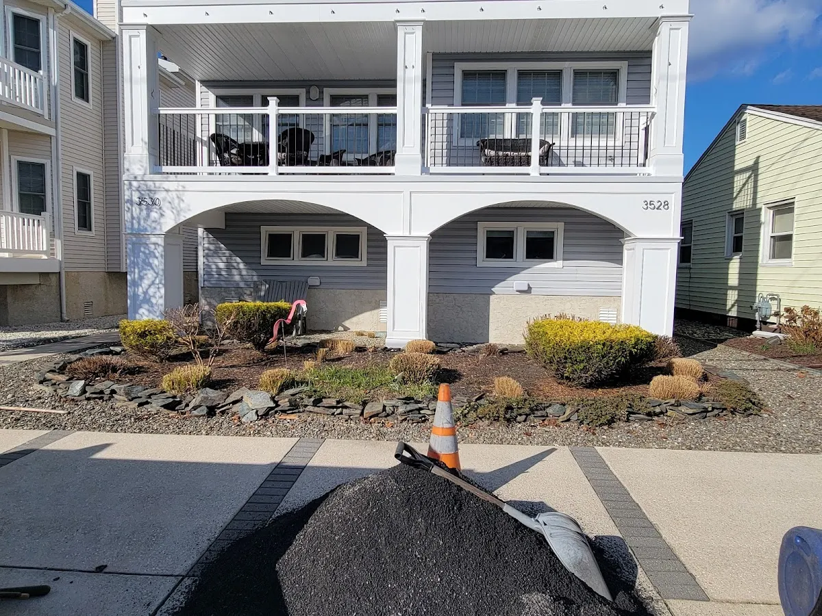 Flores Landscaping photo 3