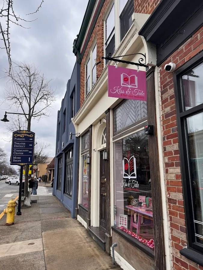 Kiss & Tale A Romance Bookshop photo 2