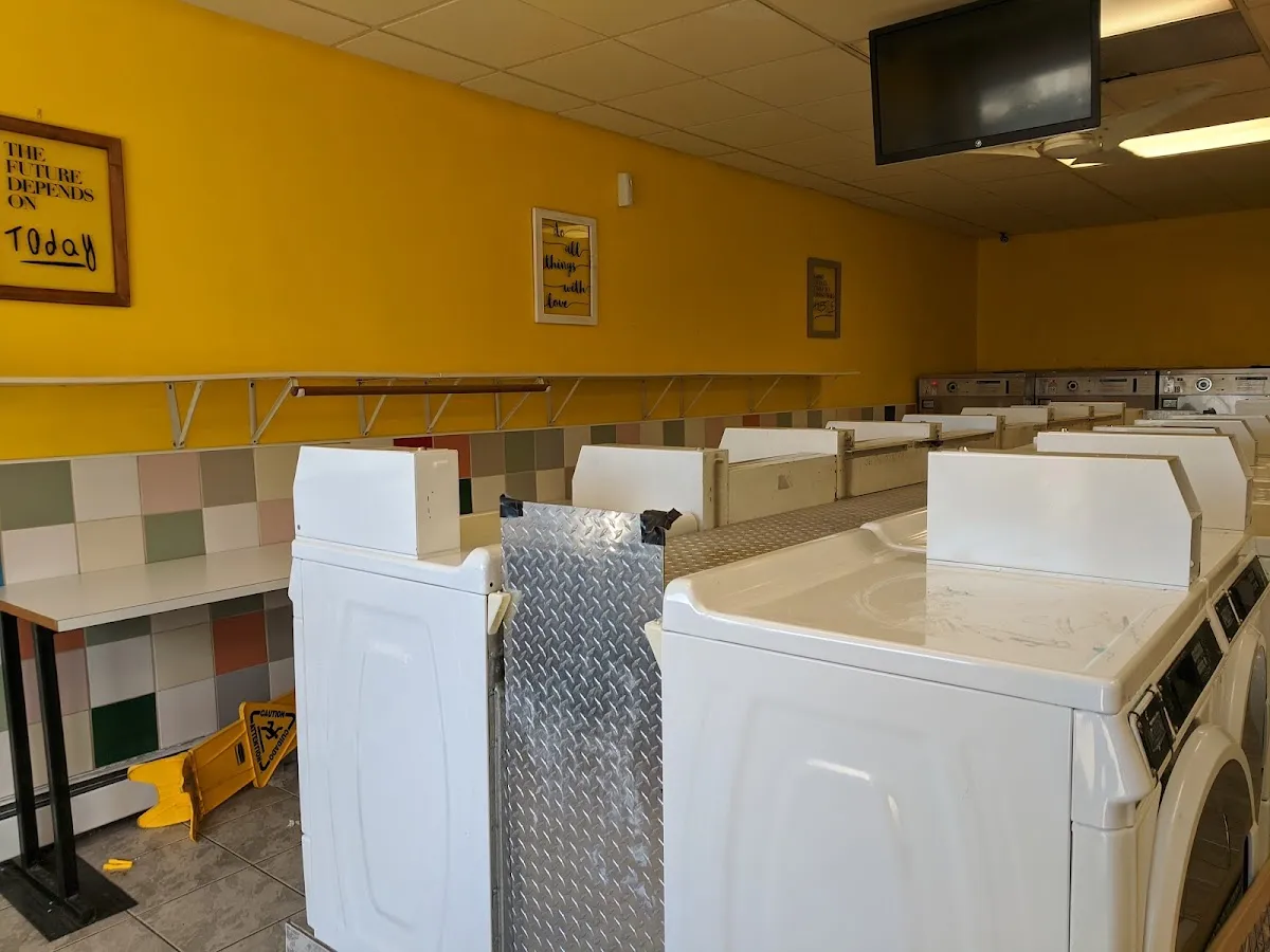 Lanza Laundromat photo 4
