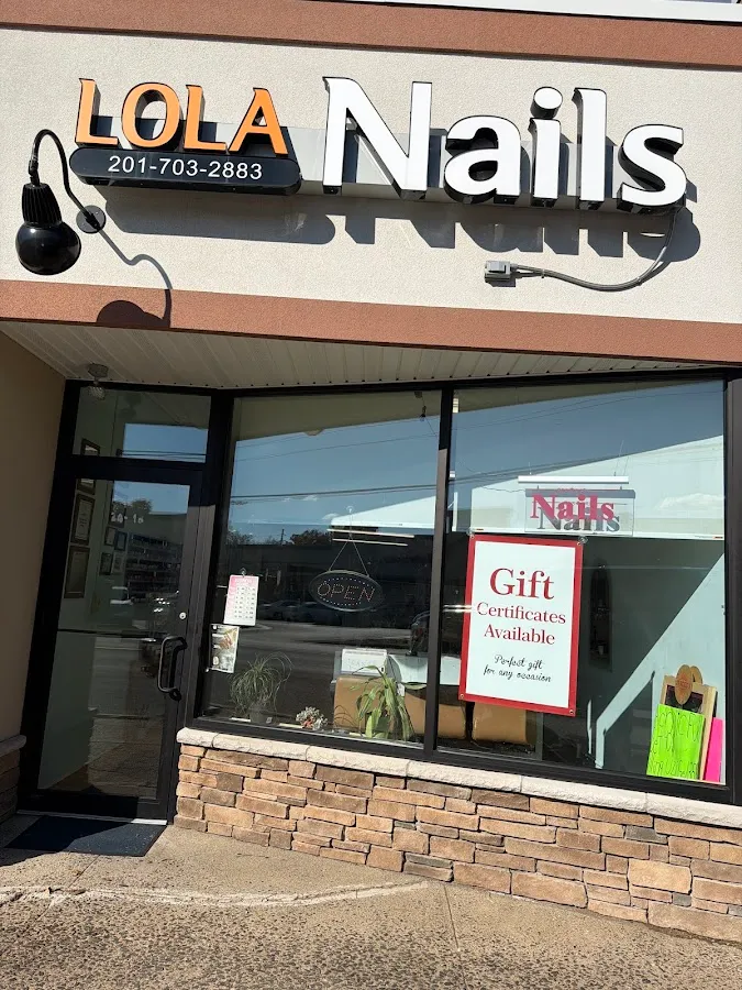 Lola Nails