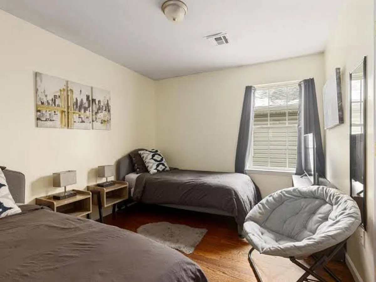 Newark Gem 6BR, 5BA - Sleeps 24 - Walk to Prudential Center and Newark Penn Station, Near EWR and American Dream Mall, includes Parking - WiFi - Laundry - Backyard - Gym - Apartment