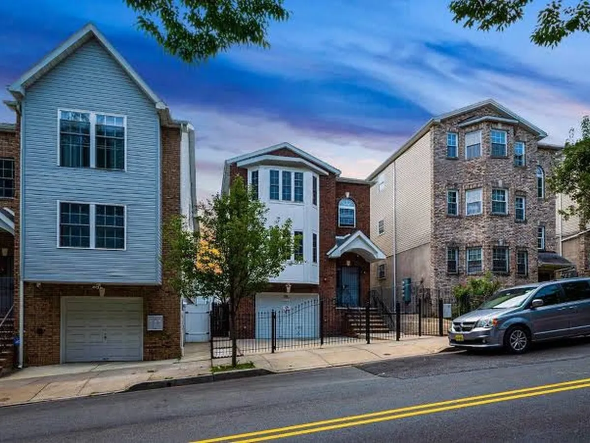 Newark Gem Ruby 3BR, 3BA - Sleeps 14 - Walk to Prudential Center and Newark Penn Station, Near EWR and American Dream Mall, includes Parking - WiFi - Laund - Duplex Apartment