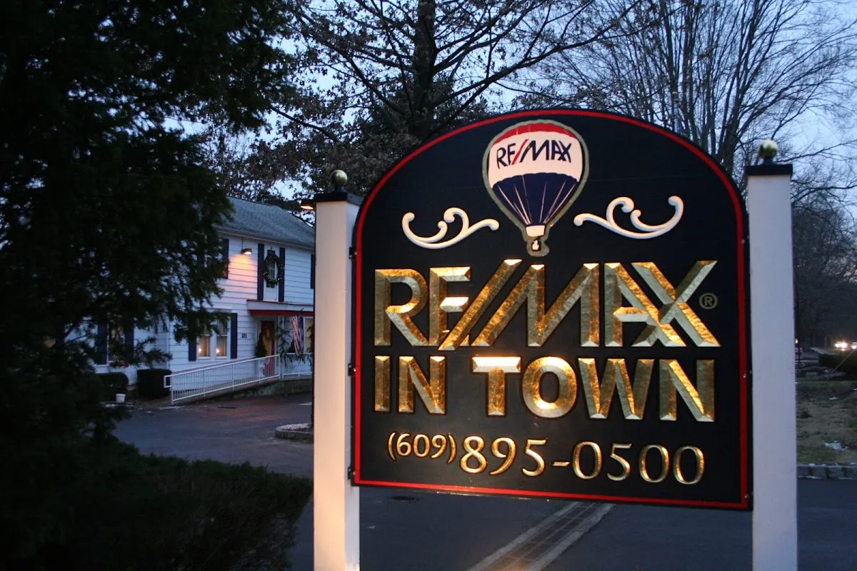 RE/MAX IN TOWN TEAM - "Joe D & Co"