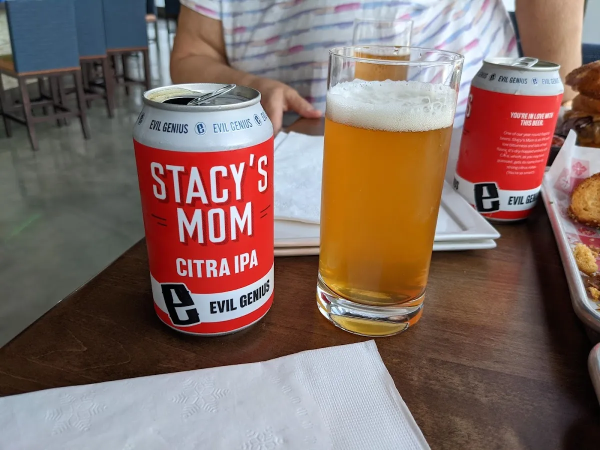 TopGolf Swing Suite, Bar & Kitchen photo 4