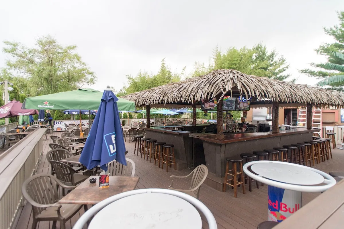 Villari's Lakeside Restaurant & Lounge