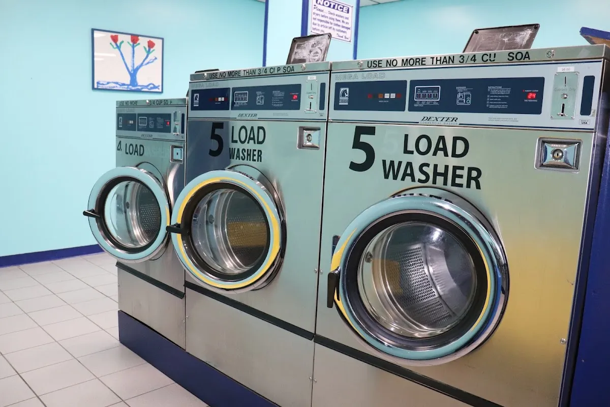 Wash 'N Dry Laundromat photo 4