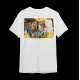 Lebendiges T-Shirt mit lächelnden Freunden, die Fotos halten und gemeinsam freudige Erinnerungen feiern.
