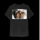 Schwarzes T-Shirt mit einem fröhlichen Foto von zwei lächelnden Menschen mit künstlerischen Pinselstrichrändern.